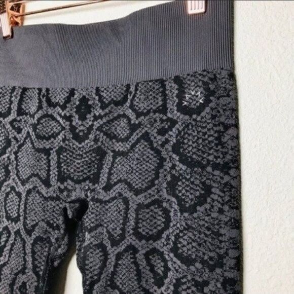 Varley gray snakeskin pattern leggings Small BoxF full length - Picture 2 of 6